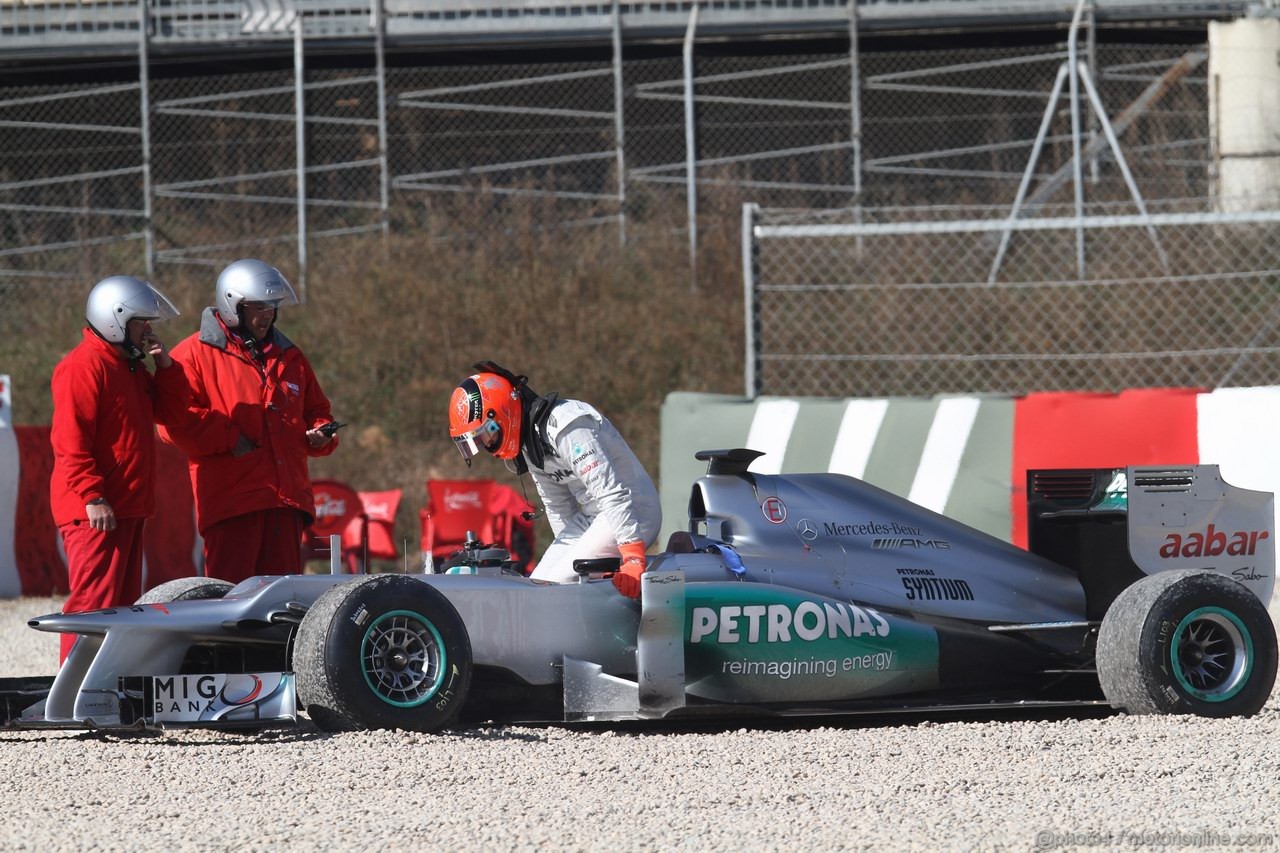 Barcelona Test Marzo 2012, 02.04.2012, Barcelona, Spain,
Michael Schumacher (GER), Mercedes AMG Petronas in the gravel trap at turn 5 the hairpin 