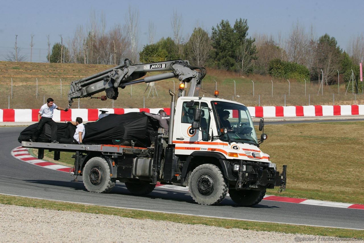 Barcelona Test Marzo 2012, 02.04.2012, Barcelona, Spain,
The car of Michael Schumacher (GER), Mercedes AMG Petronas taken back to the pits 