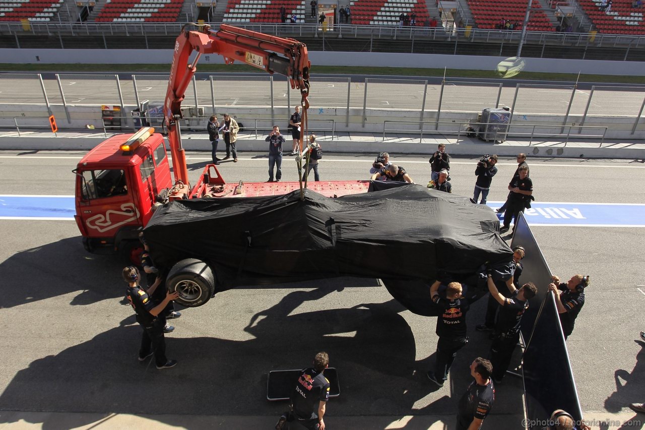 Barcelona Test Marzo 2012, 02.04.2012
The car of Sebastian Vettel (GER), Red Bull Racing is taken back to the pits after stopping on the track 