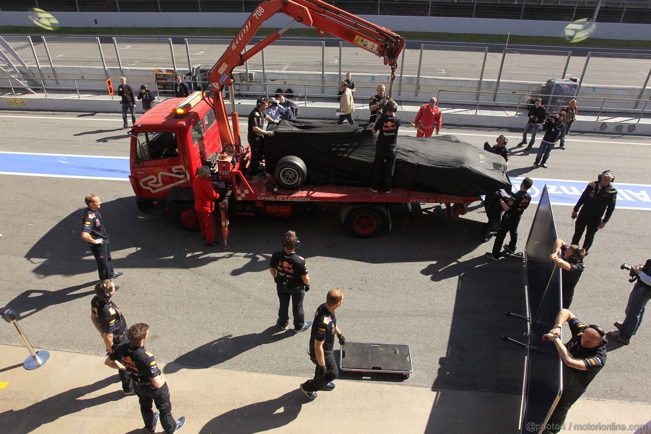 Barcelona Test Marzo 2012, 02.04.2012
The car of Sebastian Vettel (GER), Red Bull Racing is taken back to the pits after stopping on the track 