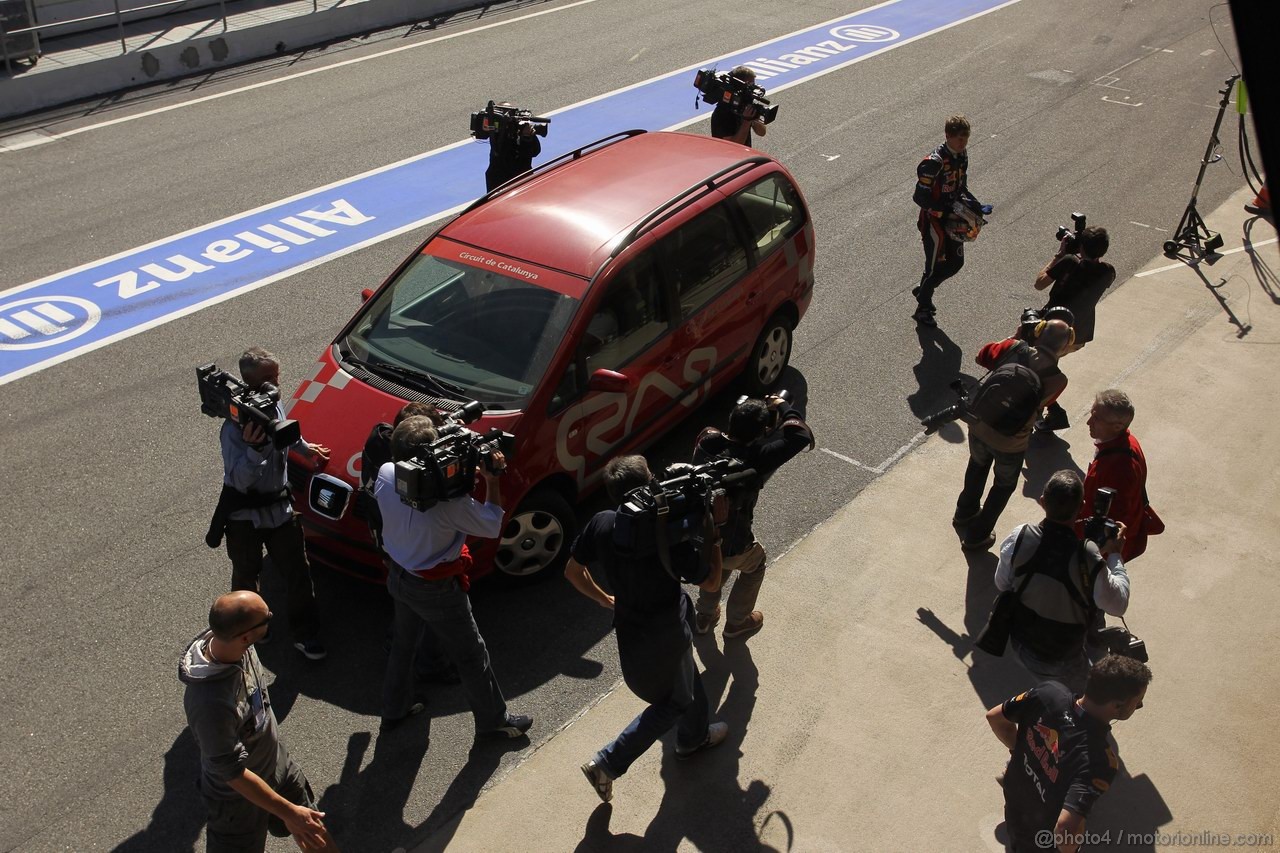 Barcelona Test Marzo 2012, 02.04.2012, Barcelona, Spain,
The car of Sebastian Vettel (GER), Red Bull Racing is taken back to the pits after stopping on the track