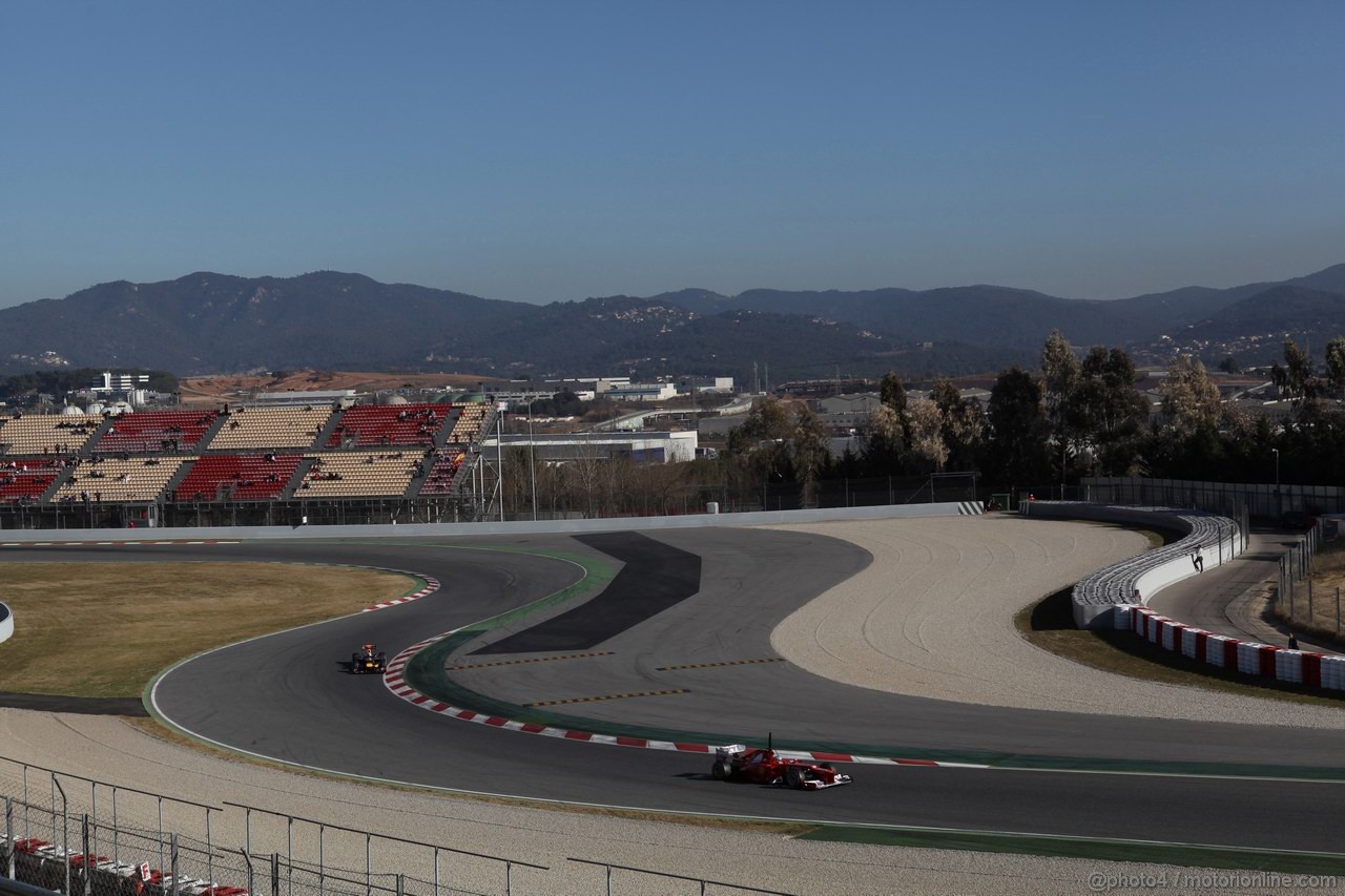 Barcelona Test Marzo 2012, 02.04.2012
Fernando Alonso (ESP), Ferrari davanti a Sebastian Vettel (GER), Red Bull Racing 