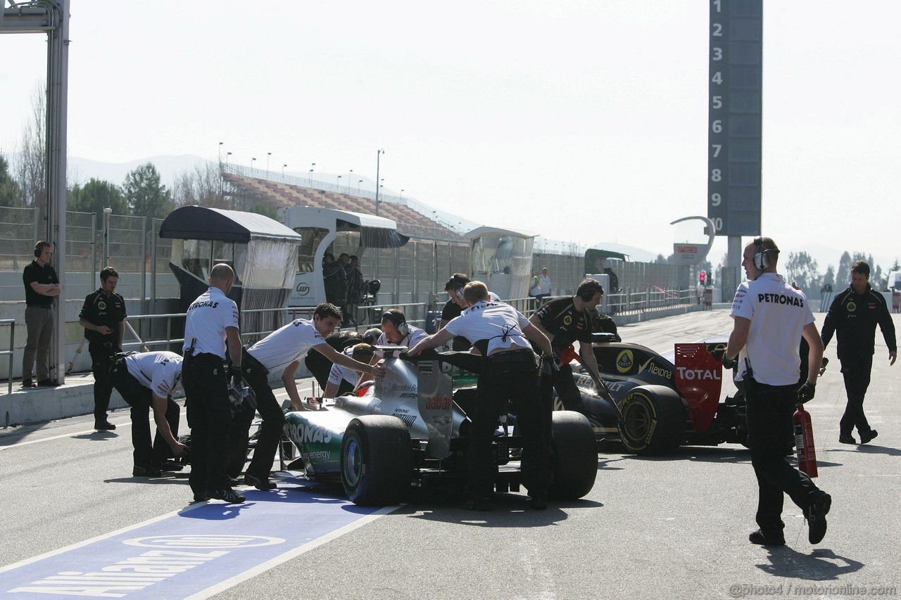 Barcelona Test Marzo 2012, 02.03.2012 Michael Schumacher (GER), Mercedes AMG F1 W03 e Romain Grosjean (FRA), Lotus F1 Team E20 