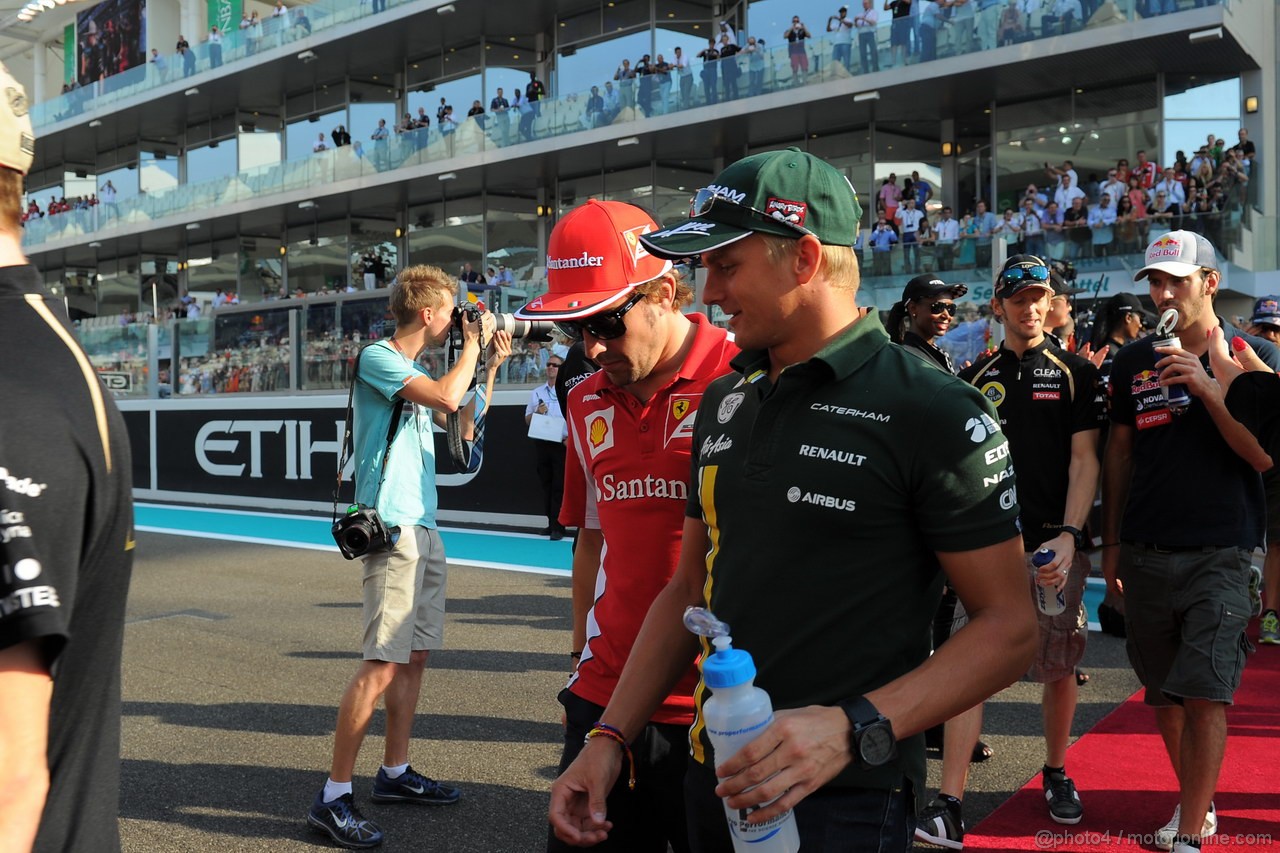 GP ABU DHABI, Drivers Parade: Fernando Alonso (ESP) Ferrari F2012 e Heikki Kovalainen (FIN) Caterham F1 Team CT01
