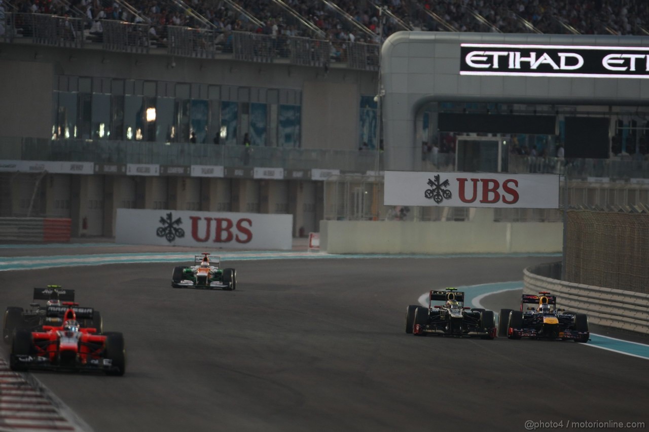 GP ABU DHABI, Gara: Sebastian Vettel (GER) Red Bull Racing RB8 overtakes Romain Grosjean (FRA) Lotus F1 Team E20