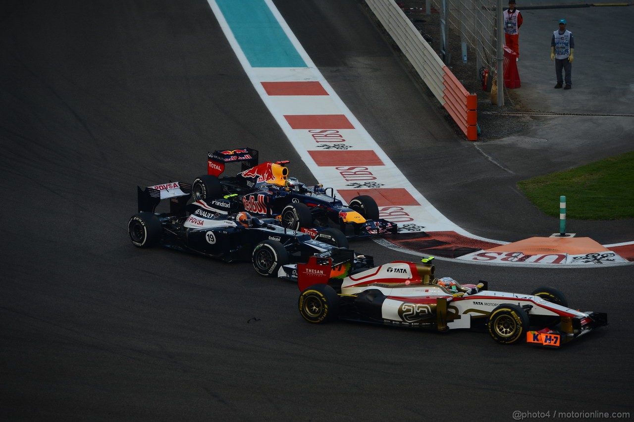 GP ABU DHABI, Gara: Sebastian Vettel (GER) Red Bull Racing RB8 overtakes Bruno Senna (BRA) Williams F1 Team FW34