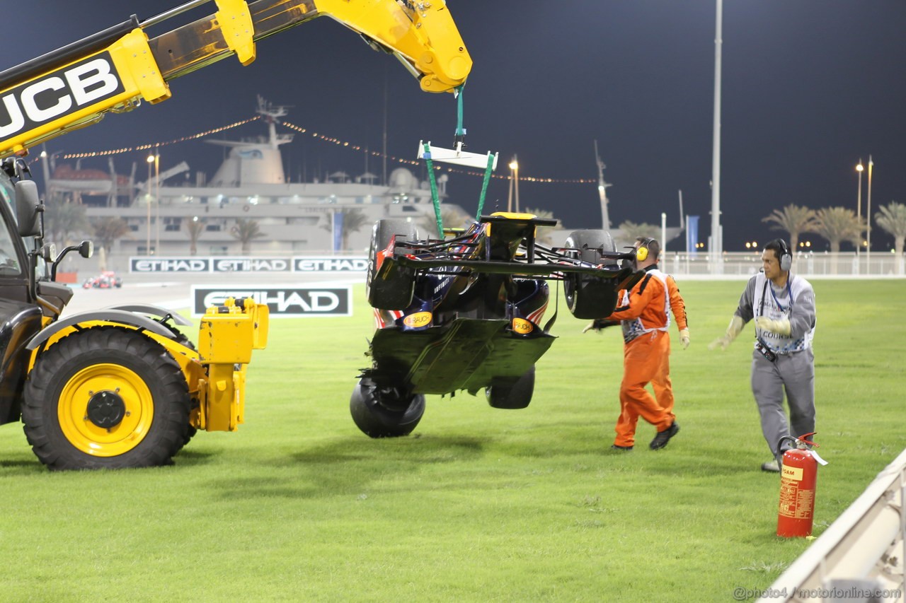 GP ABU DHABI, Gara: The damaged car of Mark Webber (AUS) Red Bull Racing RB8