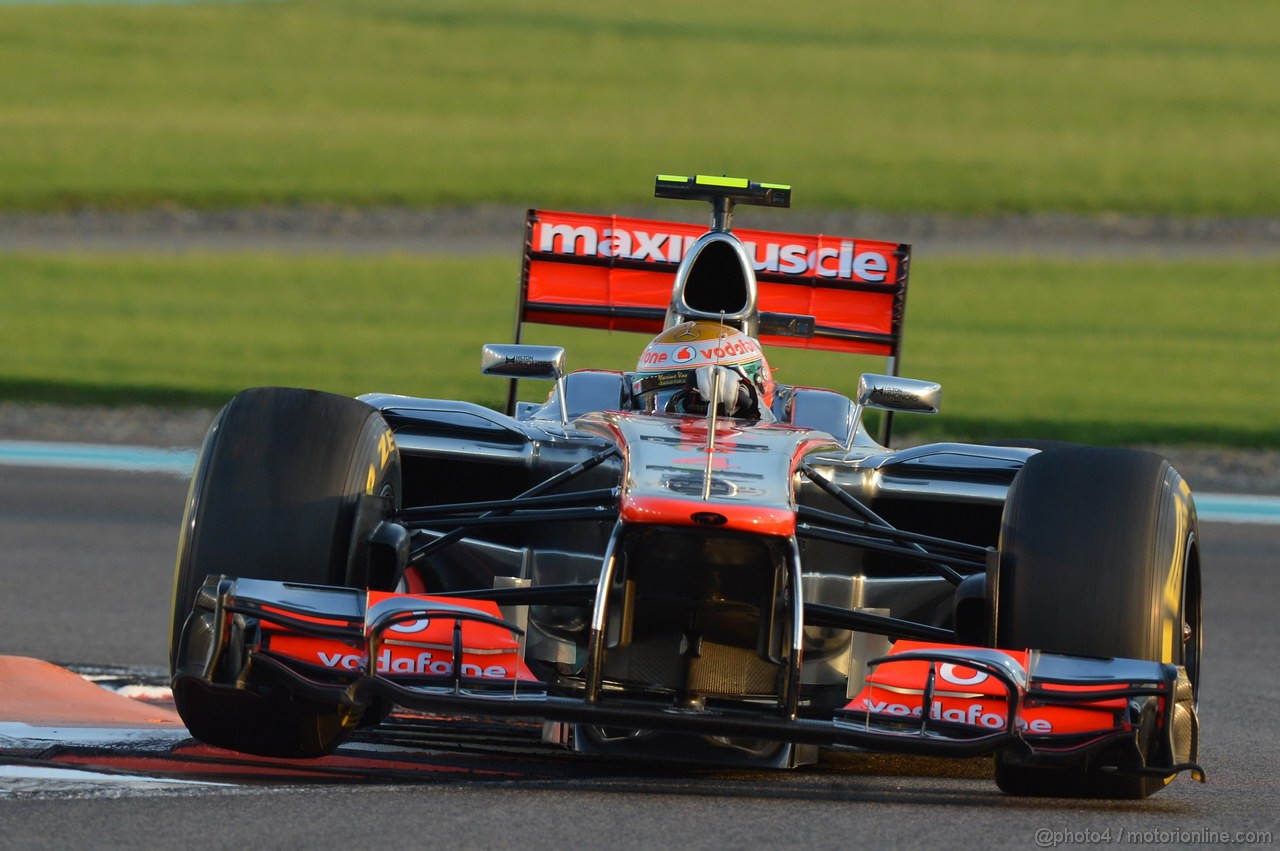 GP ABU DHABI, Gara: Lewis Hamilton (GBR) McLaren Mercedes MP4-27