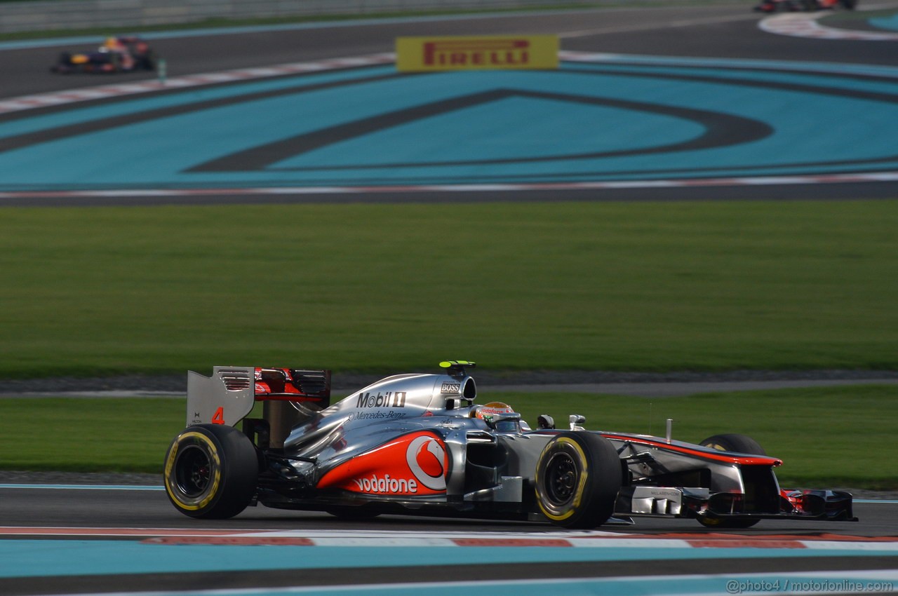 GP ABU DHABI, Gara: Lewis Hamilton (GBR) McLaren Mercedes MP4-27