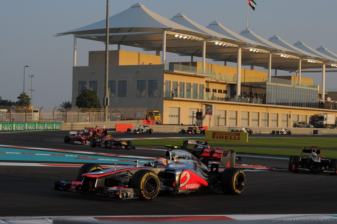 GP ABU DHABI, Gara: Lewis Hamilton (GBR) McLaren Mercedes MP4-27