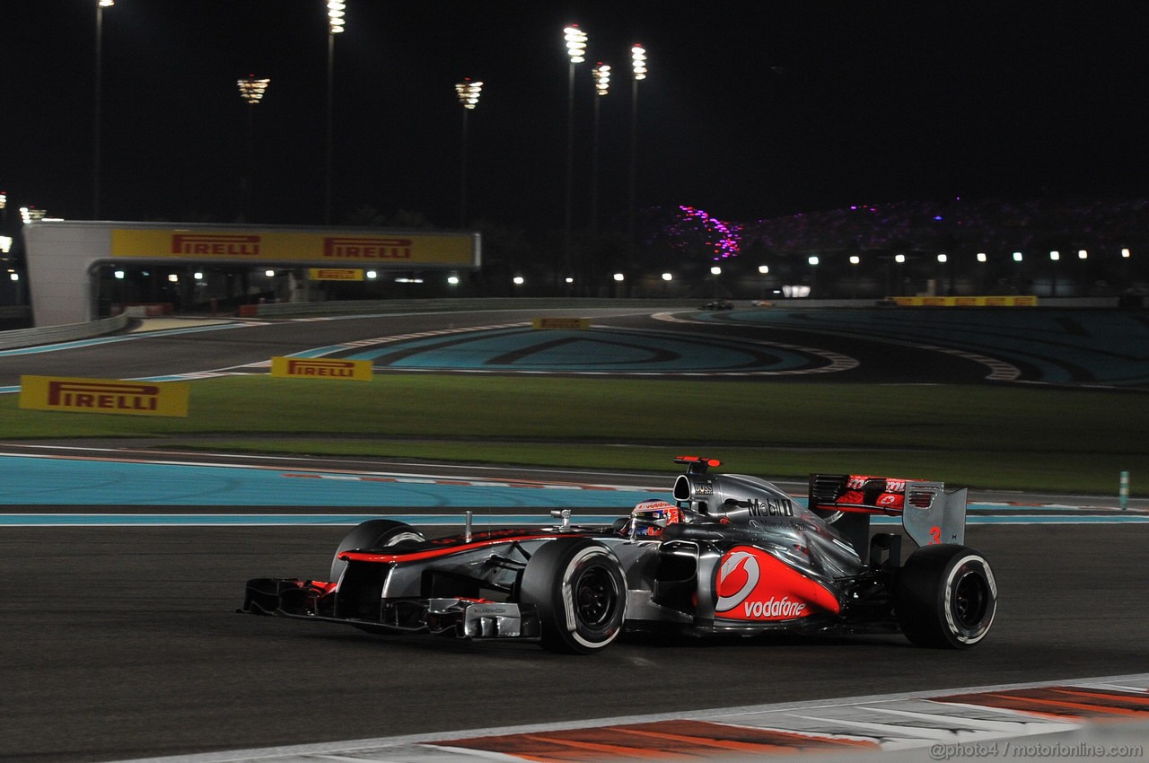 GP ABU DHABI, Gara: Lewis Hamilton (GBR) McLaren Mercedes MP4-27