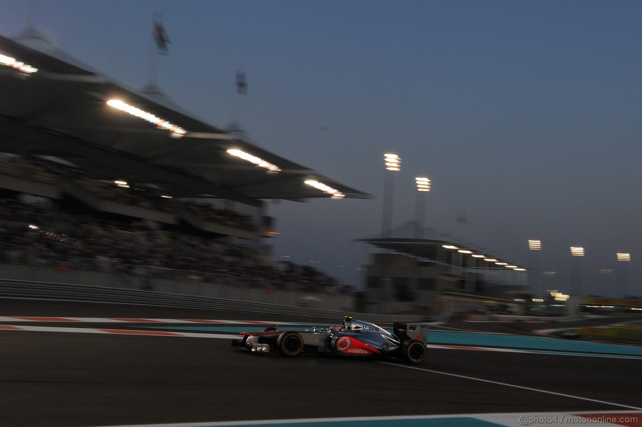 GP ABU DHABI, Gara: Lewis Hamilton (GBR) McLaren Mercedes MP4-27