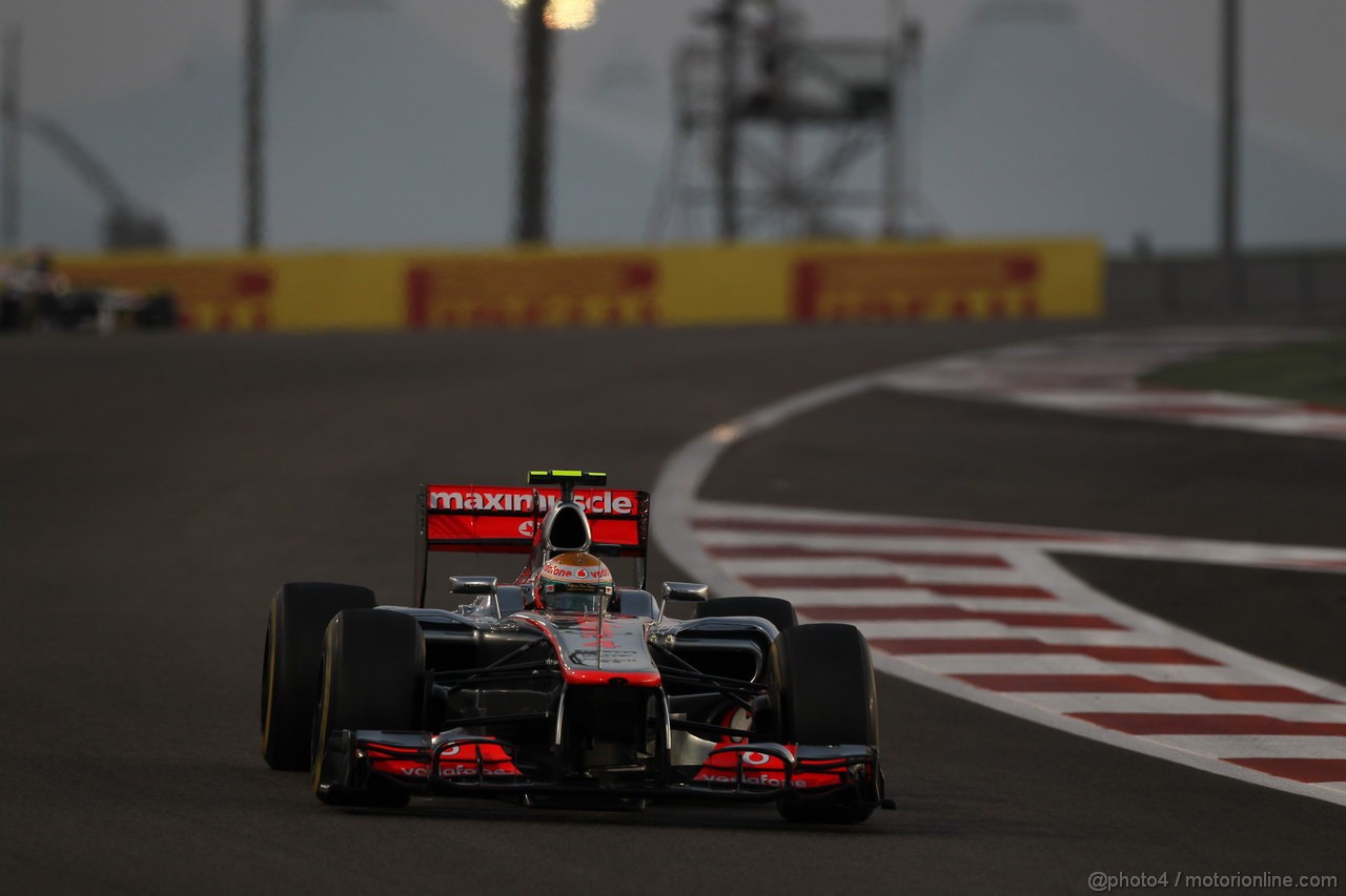 GP ABU DHABI, Gara: Lewis Hamilton (GBR) McLaren Mercedes MP4-27