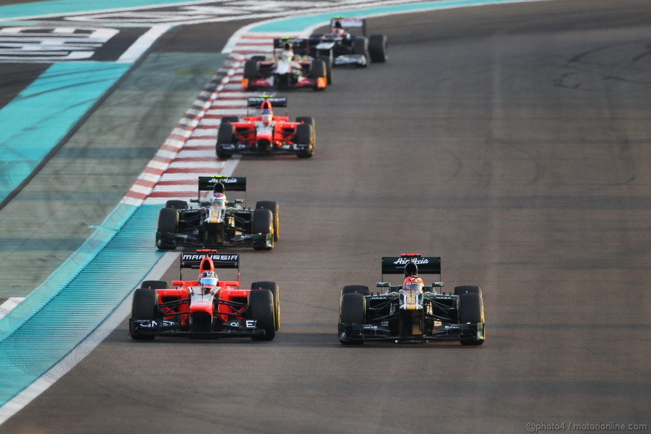 GP ABU DHABI, Gara: Heikki Kovalainen (FIN) Caterham F1 Team CT01 overtakes Timo Glock (GER) Marussia F1 Team MR01