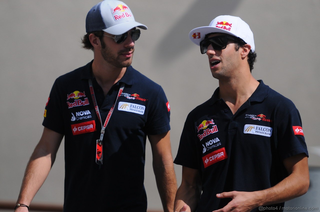 GP ABU DHABI, Daniel Ricciardo (AUS) Scuderia Toro Rosso STR7 e Jean-Eric Vergne (FRA) Scuderia Toro Rosso STR7