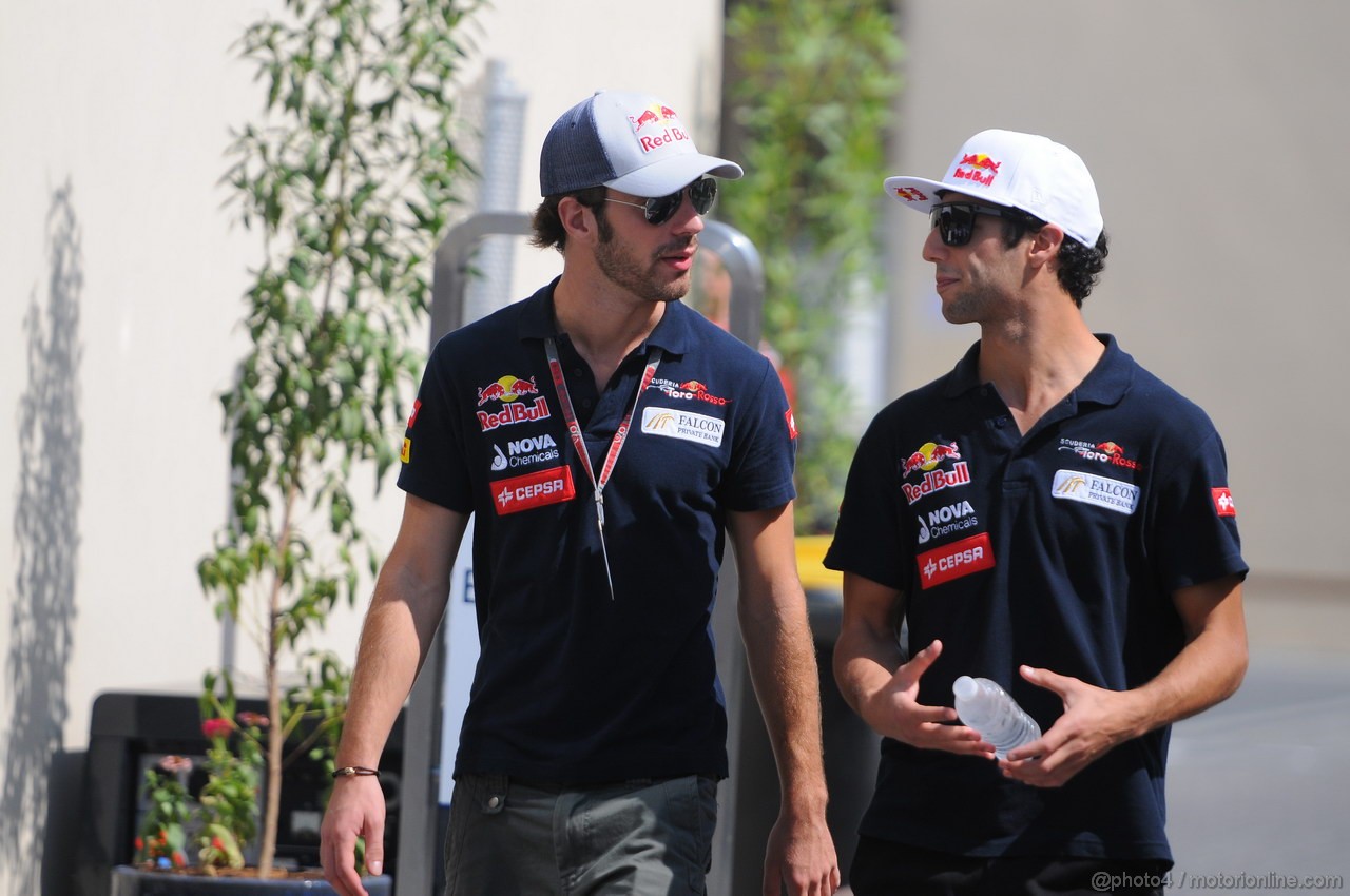 GP ABU DHABI, Daniel Ricciardo (AUS) Scuderia Toro Rosso STR7 e Jean-Eric Vergne (FRA) Scuderia Toro Rosso STR7