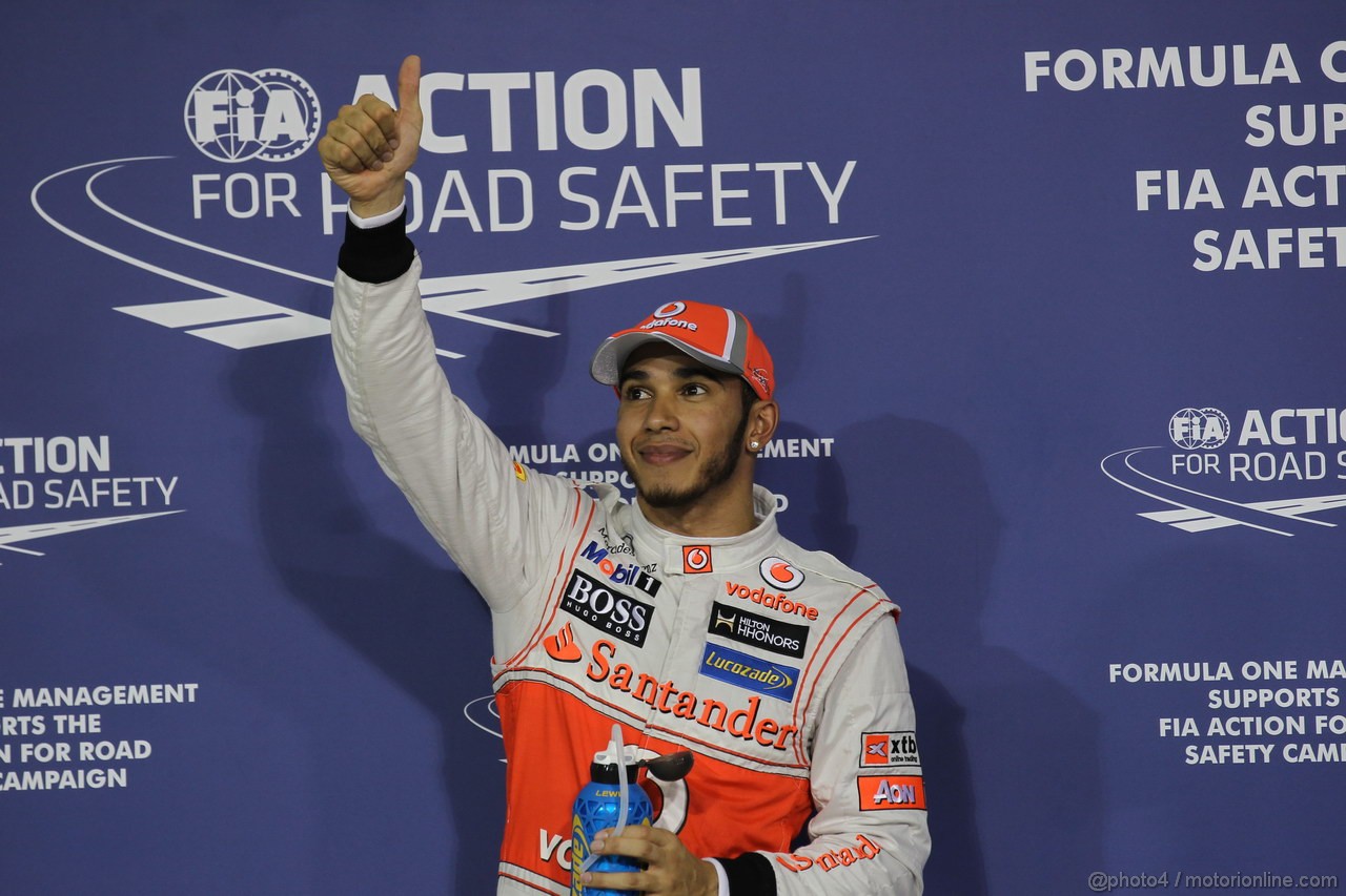 GP ABU DHABI, Qualifiche: Lewis Hamilton (GBR) McLaren Mercedes MP4-27 celebrates pole position