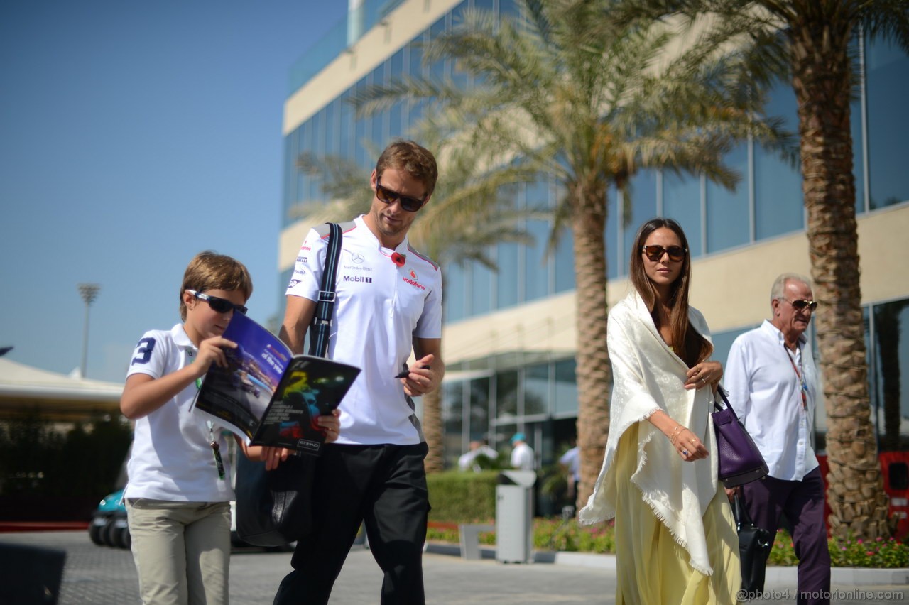 GP ABU DHABI, Jenson Button (GBR) McLaren Mercedes MP4-27 e Domenica Jessica Michibata