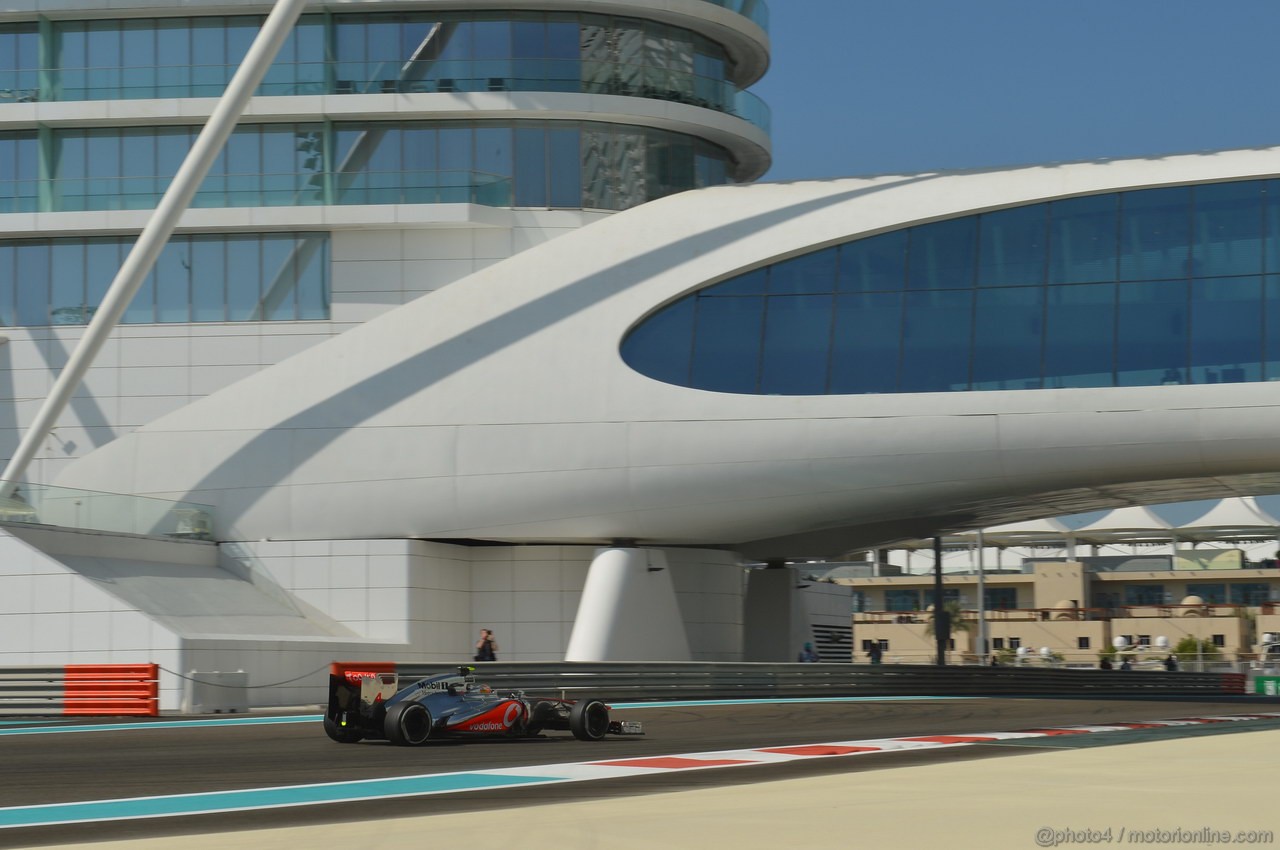 GP ABU DHABI, Prove Libere 1: Lewis Hamilton (GBR) McLaren Mercedes MP4-27