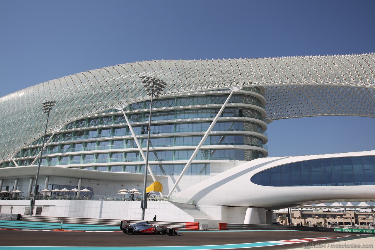 GP ABU DHABI, Prove Libere 1: Lewis Hamilton (GBR) McLaren Mercedes MP4-27