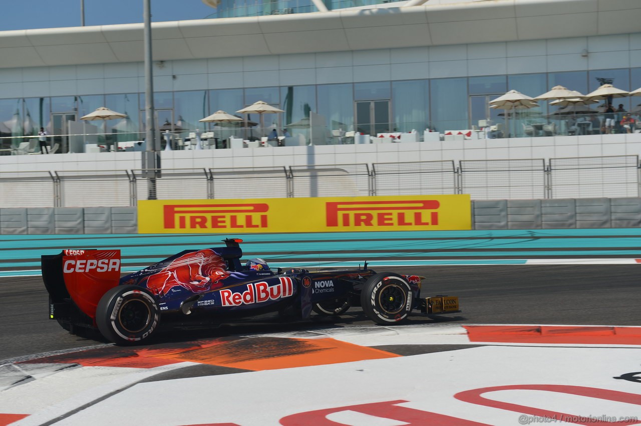 GP ABU DHABI, Prove Libere 1: Daniel Ricciardo (AUS) Scuderia Toro Rosso STR7