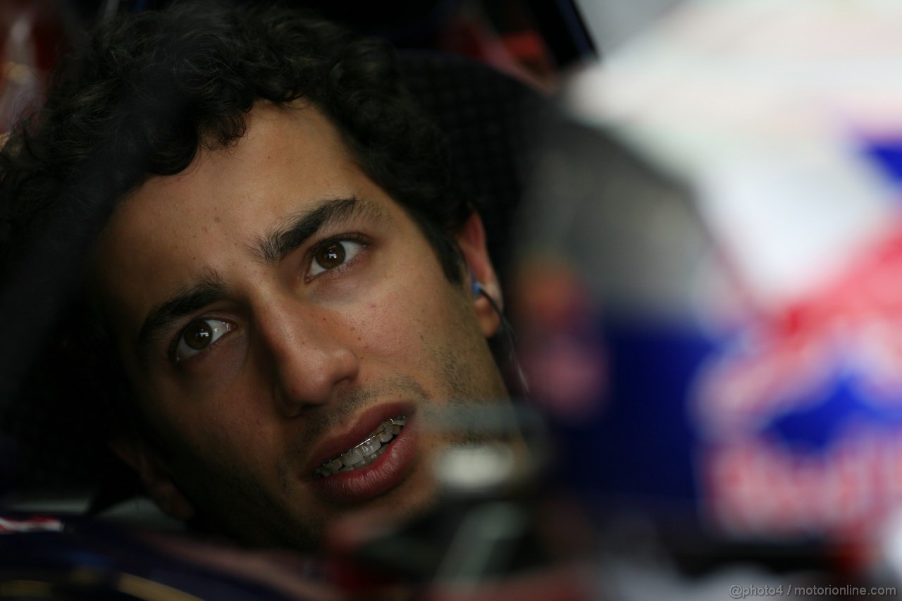 GP ABU DHABI, Prove Libere 1: Daniel Ricciardo (AUS) Scuderia Toro Rosso STR7