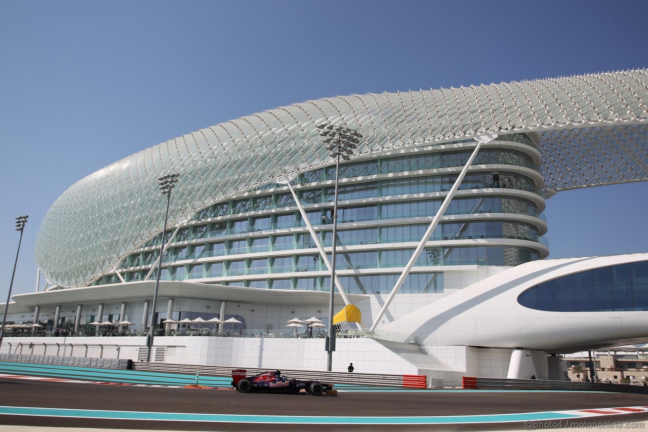 GP ABU DHABI, Prove Libere 1: Jean-Eric Vergne (FRA) Scuderia Toro Rosso STR7