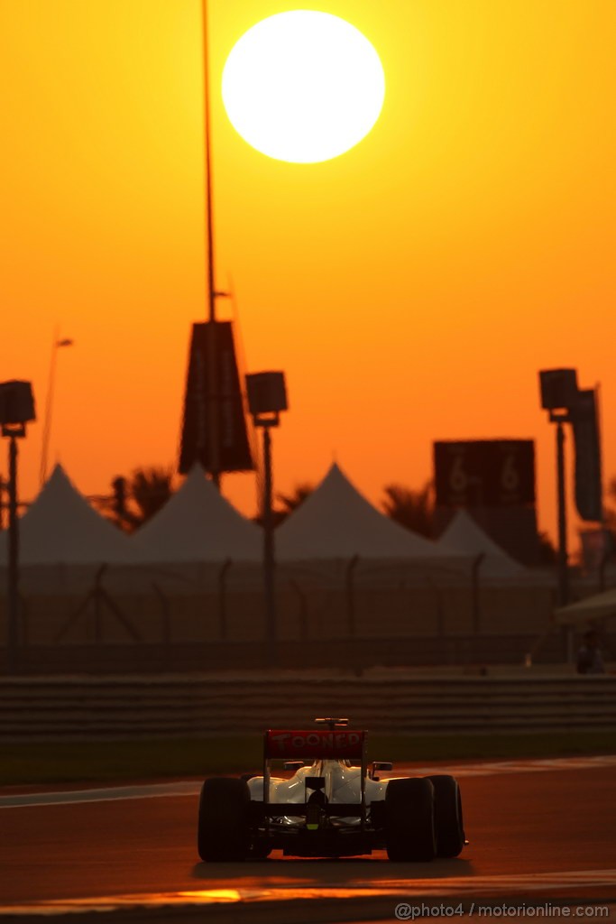 GP ABU DHABI, Prove Libere 2: Lewis Hamilton (GBR) McLaren Mercedes MP4-27