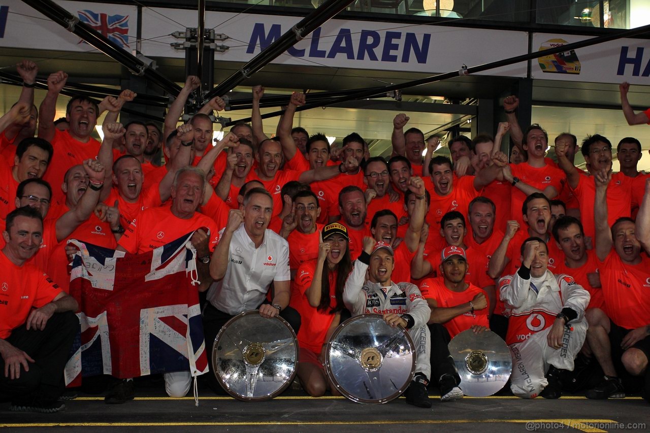 GP AUSTRALIA, The McLaren team celebrate Jenson Button (GBR), McLaren Mercedes win, with John Button, Martin Whitmarsh (GBR), McLaren, Chief Executive Officer, Jessica Michibata (JPN) girlfriend of Jenson Button (GBR) e Lewis Hamilton (GBR), McLaren Mercedes 
