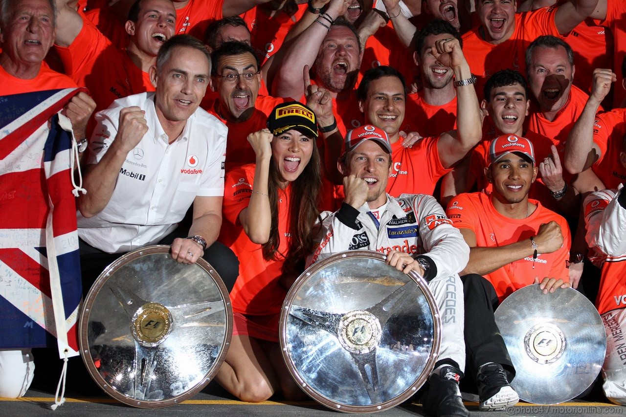 GP AUSTRALIA, The McLaren team celebrate Jenson Button (GBR), McLaren Mercedes win with John Button, Martin Whitmarsh (GBR), McLaren, Chief Executive Officer, Jessica Michibata (JPN) girlfriend of Jenson Button (GBR) e Lewis Hamilton (GBR), McLaren Mercedes 