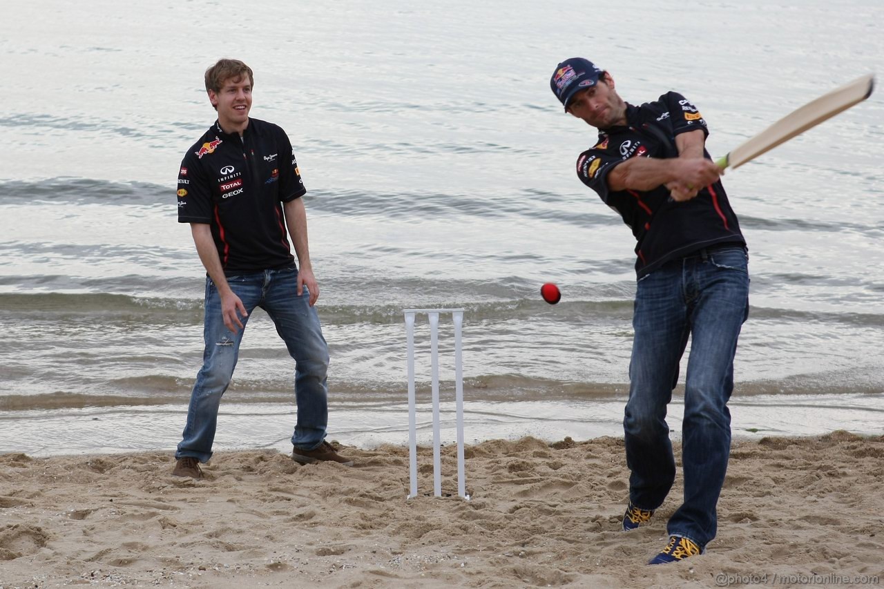 GP AUSTRALIA, Sebastian Vettel (GER), Red Bull Racing e Mark Webber (AUS), Red Bull Racing playing cricket on the beach