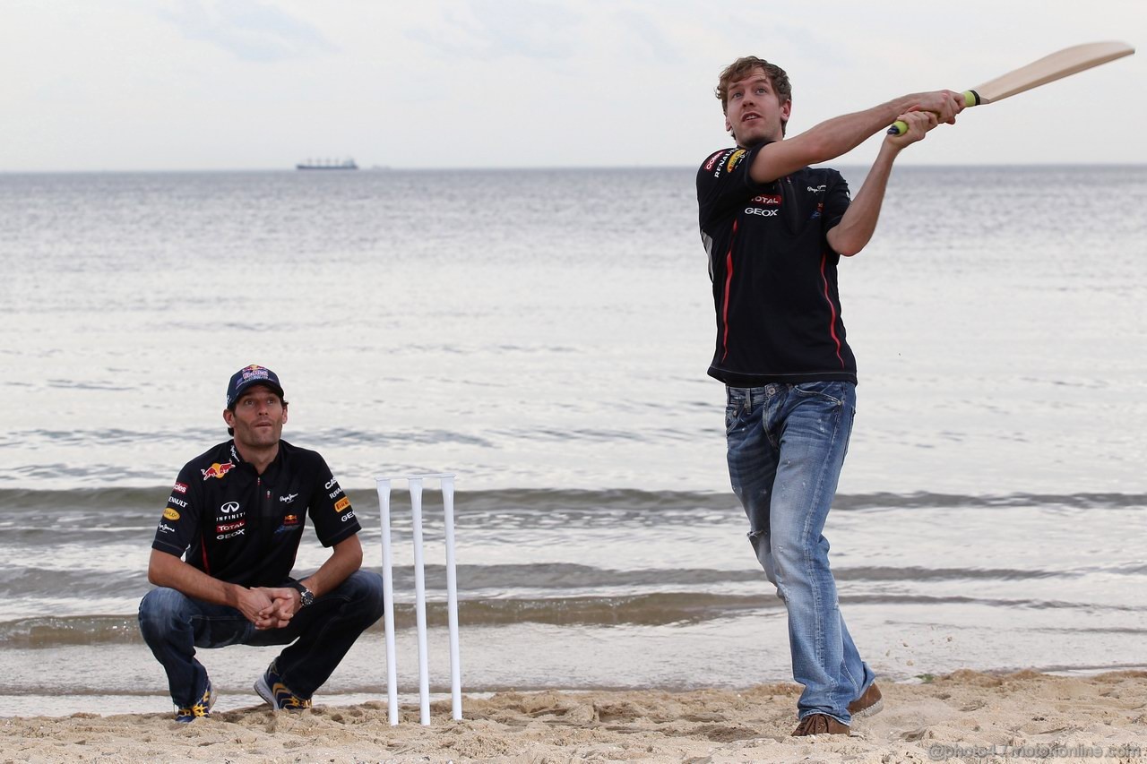 GP AUSTRALIA, Sebastian Vettel (GER), Red Bull Racing e Mark Webber (AUS), Red Bull Racing playing cricket on the beach 