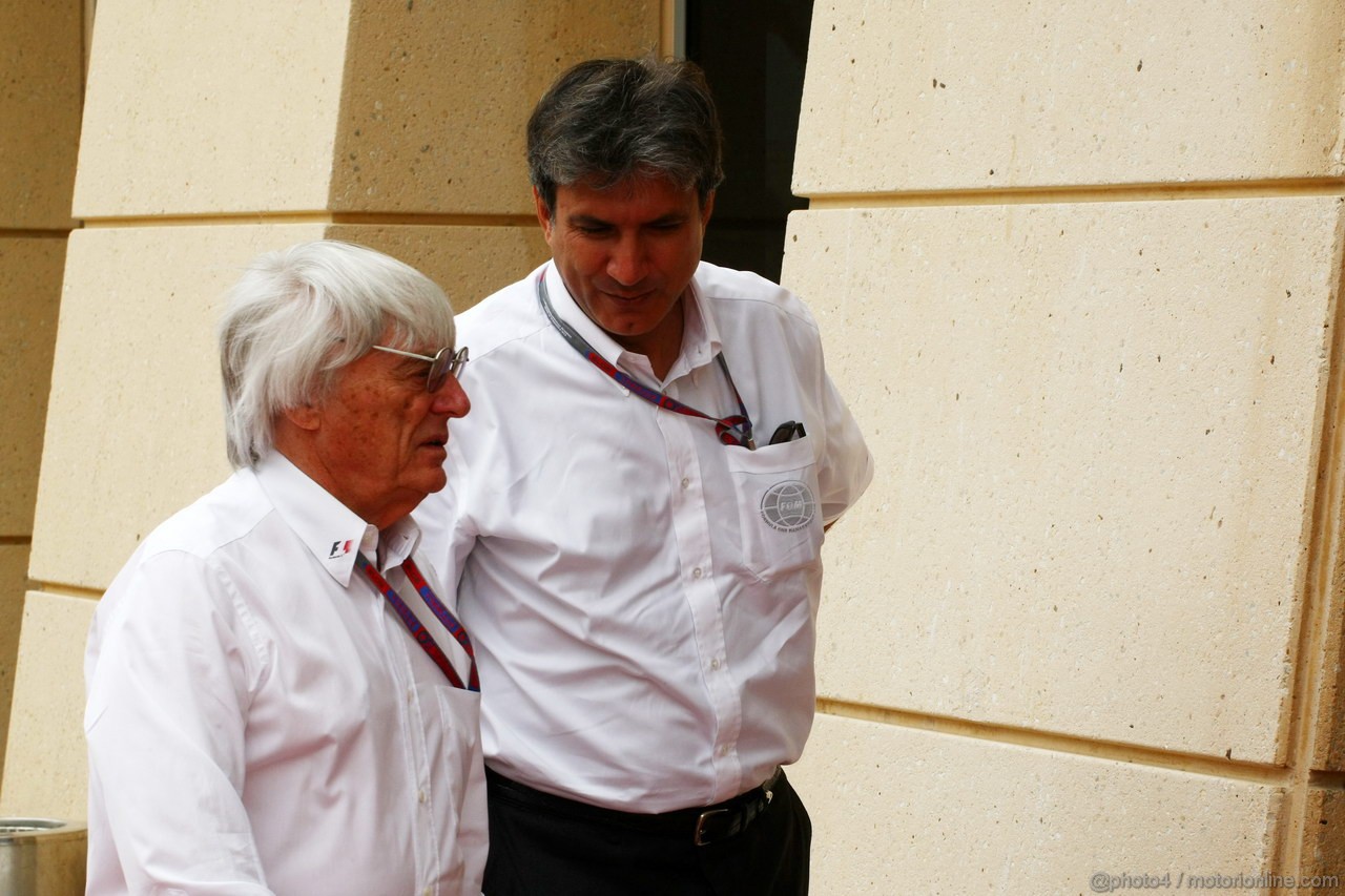 GP BAHRAIN, 22.04.2012- Bernie Ecclestone (GBR), President e CEO of Formula One Management  e Pasquale Lattuneddu (ITA), FOM 