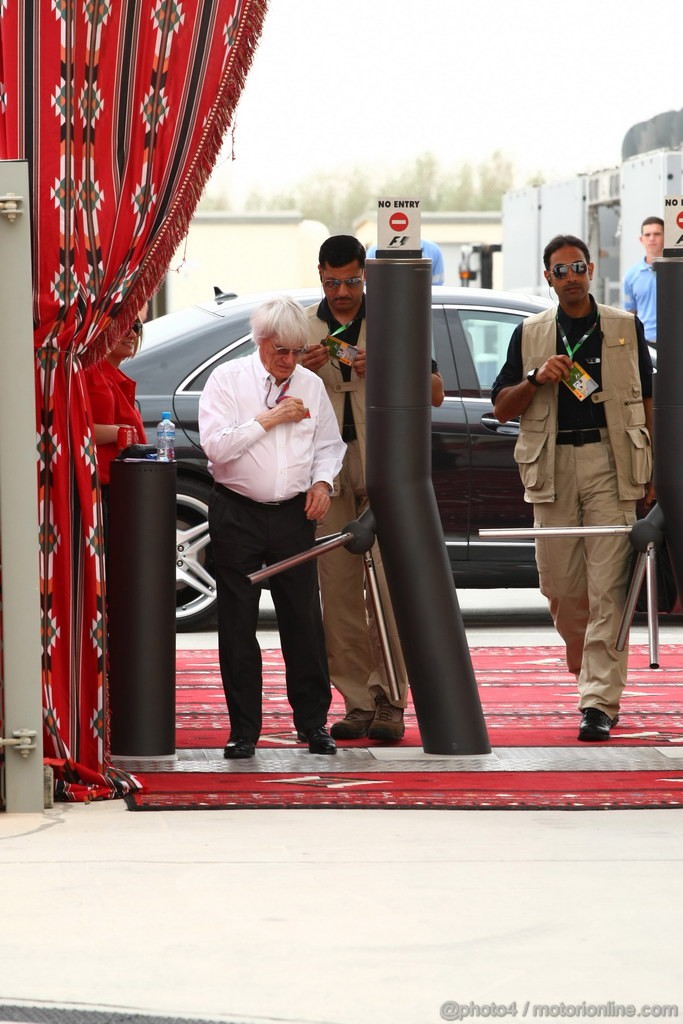 GP BAHRAIN, 22.04.2012- Bernie Ecclestone (GBR), President e CEO of Formula One Management  e his body guard