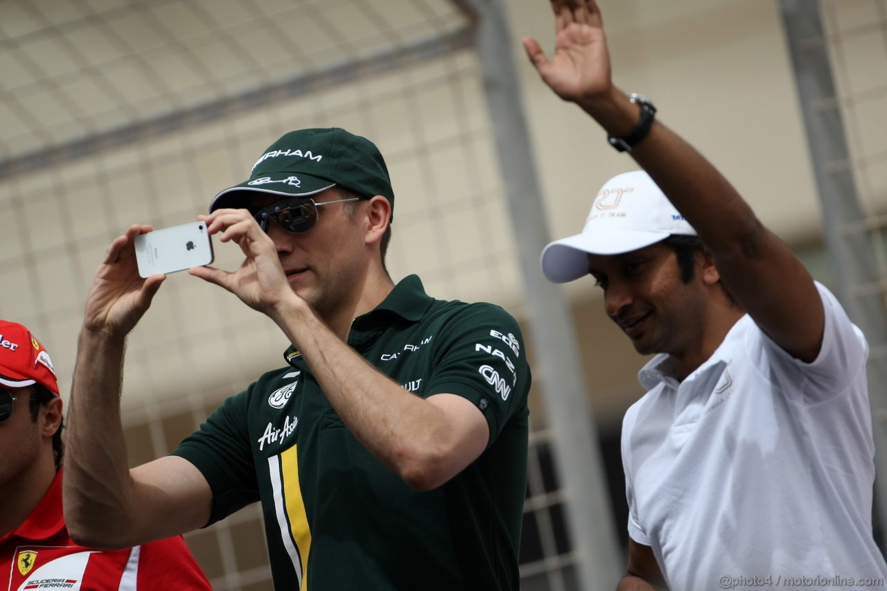 GP BAHRAIN, 22.04.2012- Vitaly Petrov (RUS) Caterham F1 Team CT01 e Narain Karthikeyan (IND) HRT Formula 1 Team F112 at drivers parade  