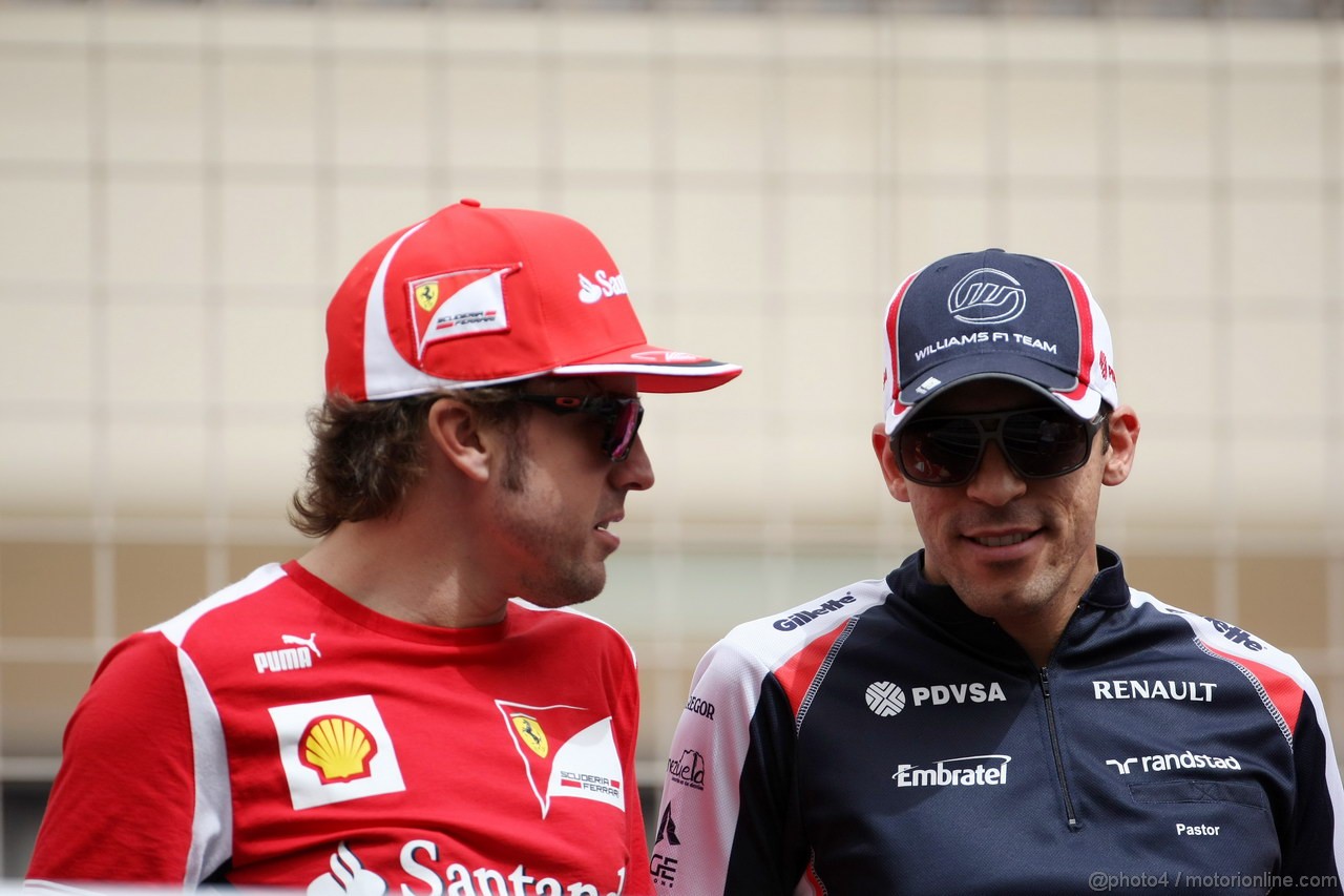 GP BAHRAIN, 22.04.2012- Fernando Alonso (ESP) Ferrari F2012 e Pastor Maldonado (VEN) Williams F1 Team FW34 