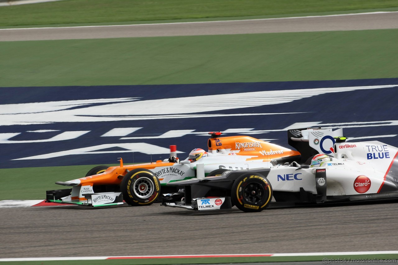 GP BAHRAIN, 22.04.2012- Gara, Paul di Resta (GBR) Sahara Force India F1 Team VJM05 e Sergio Prez (MEX) Sauber F1 Team C31 