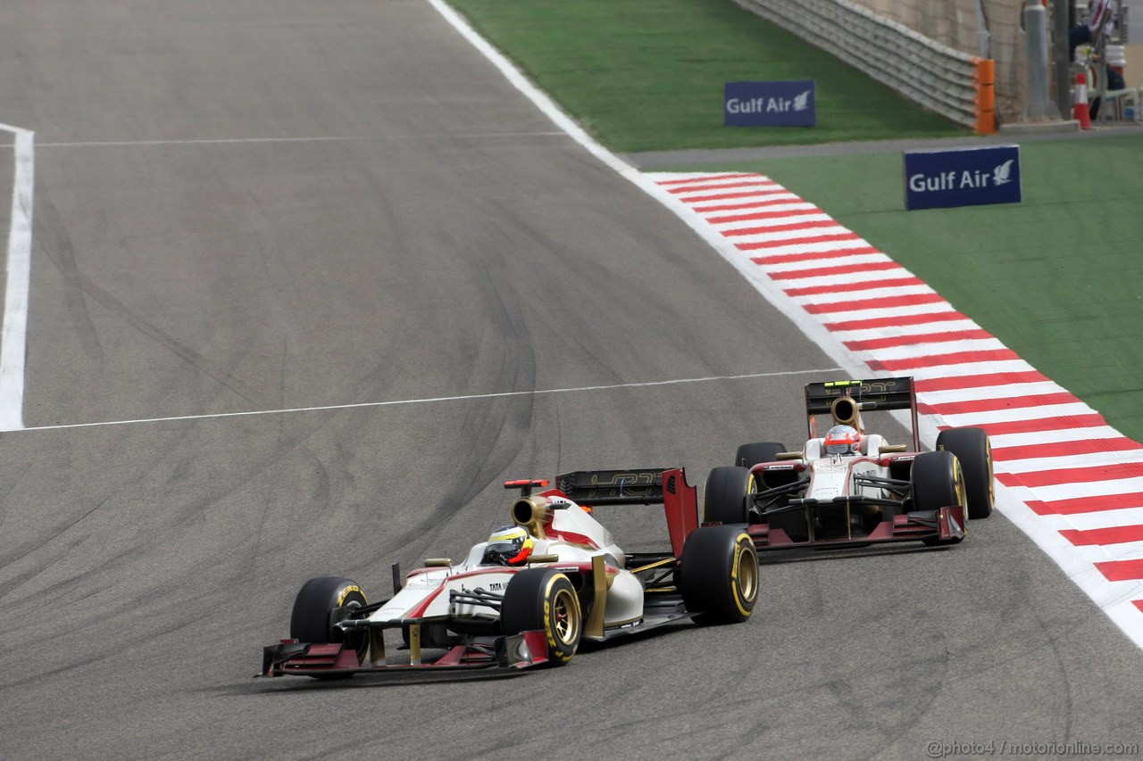 GP BAHRAIN, 22.04.2012- Gara, Pedro de la Rosa (ESP) HRT Formula 1 Team F112 e Narain Karthikeyan (IND) HRT Formula 1 Team F112 
