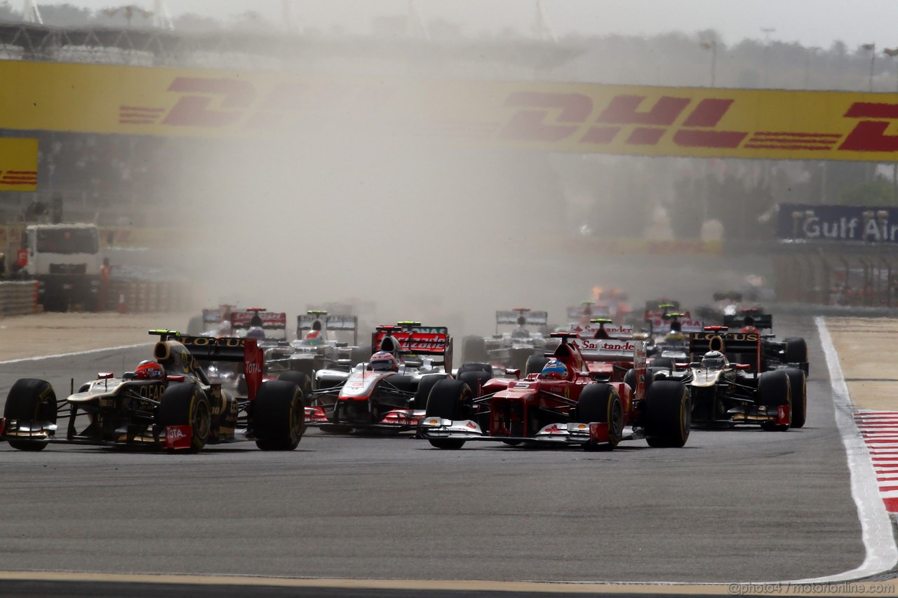 GP BAHRAIN, 22.04.2012- Gara, Start of the race, Romain Grosjean (FRA) Lotus F1 Team E20, Jenson Button (GBR) McLaren Mercedes MP4-27 e Fernando Alonso (ESP) Ferrari F2012 