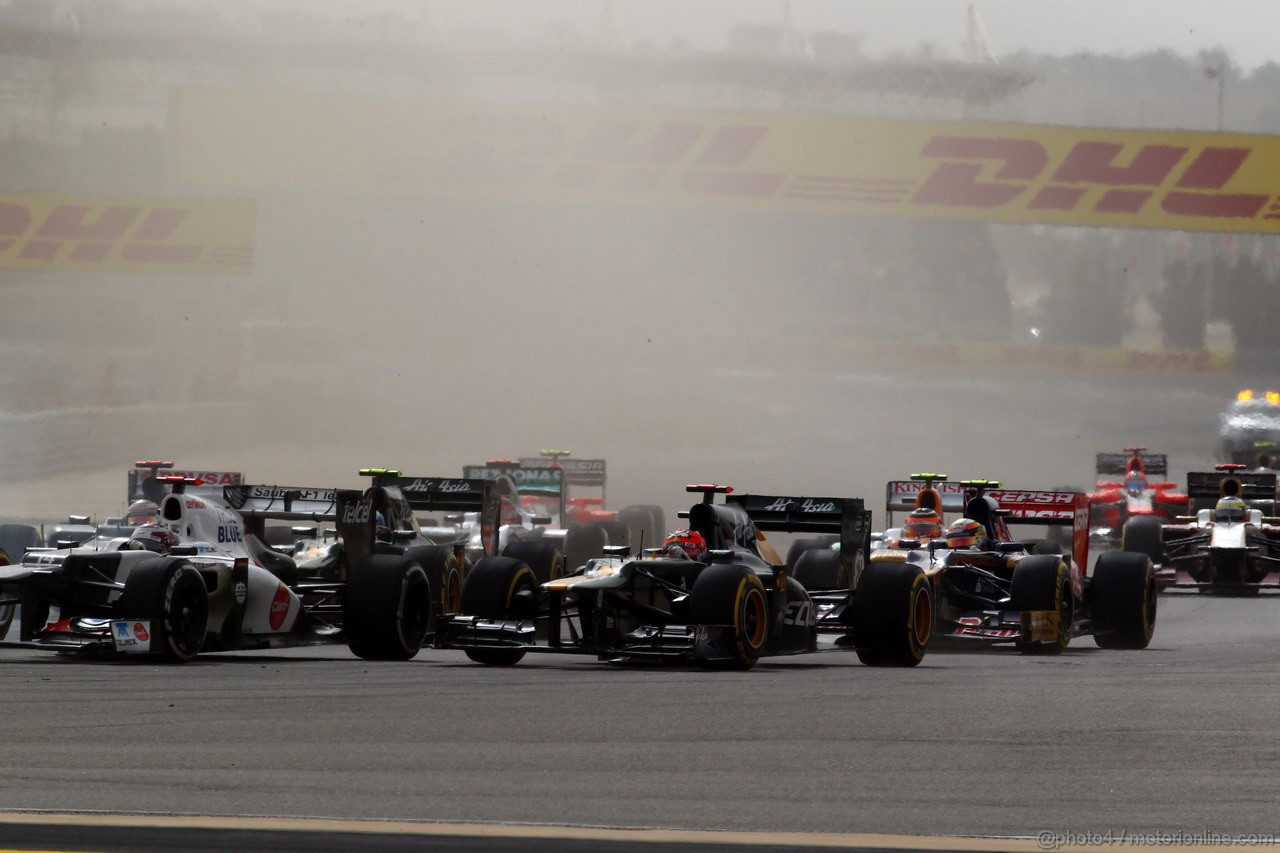 GP BAHRAIN, 22.04.2012- Gara, Start of the race, Heikki Kovalainen (FIN) Caterham F1 Team CT01 