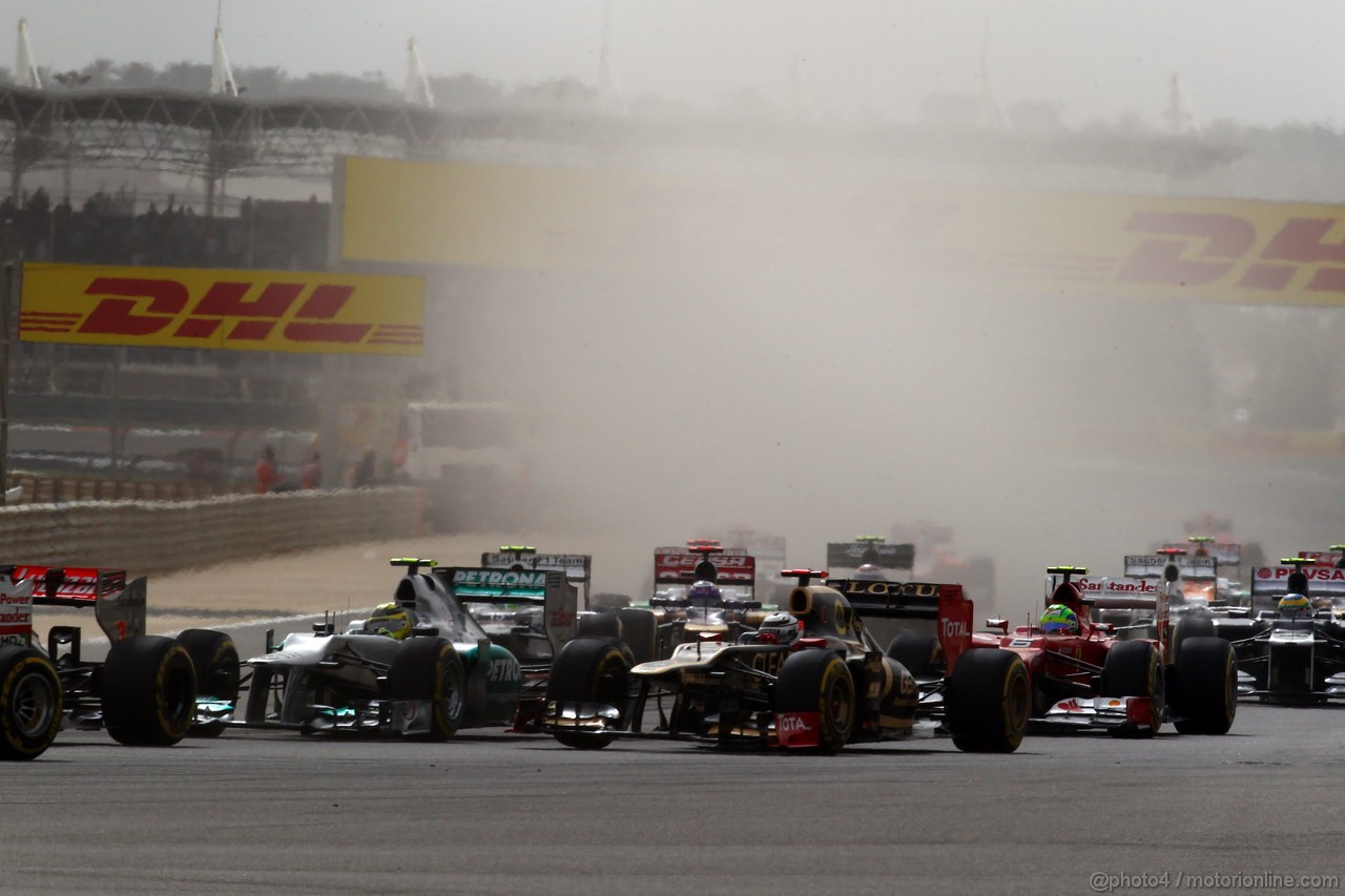 GP BAHRAIN, 22.04.2012- Gara, Start of the race, Nico Rosberg (GER) Mercedes AMG F1 W03 e Kimi Raikkonen (FIN) Lotus F1 Team E20 