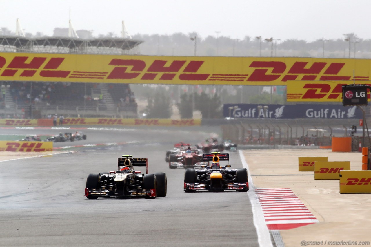 GP BAHRAIN, 22.04.2012- Gara, Romain Grosjean (FRA) Lotus F1 Team E20 e Mark Webber (AUS) Red Bull Racing RB8 
