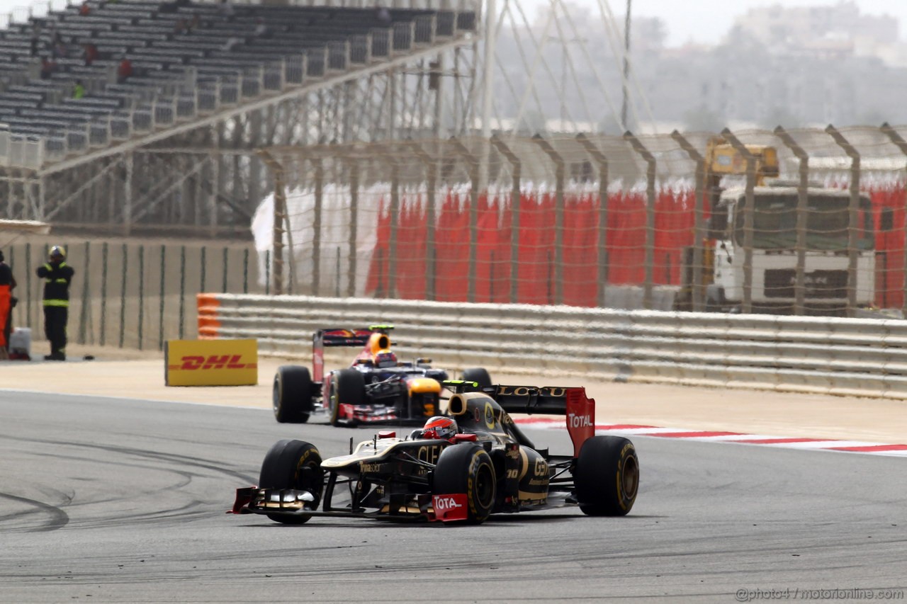 GP BAHRAIN, 22.04.2012- Gara, Romain Grosjean (FRA) Lotus F1 Team E20 davanti a Mark Webber (AUS) Red Bull Racing RB8 