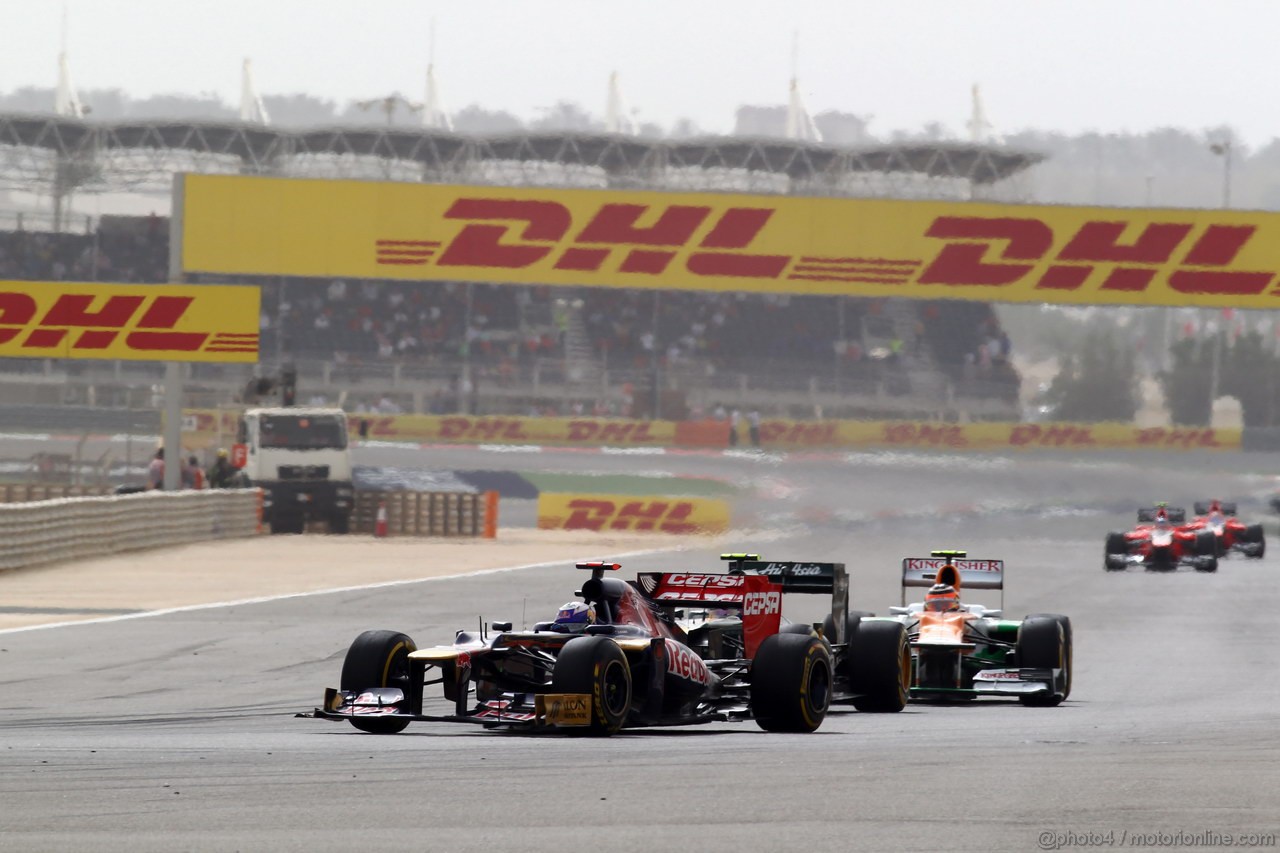 GP BAHRAIN, 22.04.2012- Gara, Daniel Ricciardo (AUS) Scuderia Toro Rosso STR7 davanti a Nico Hulkenberg (GER) Sahara Force India F1 Team VJM05 