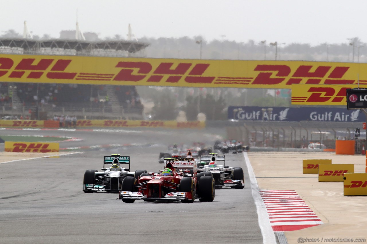 GP BAHRAIN, 22.04.2012- Gara, Felipe Massa (BRA) Ferrari F2012 davanti a Nico Rosberg (GER) Mercedes AMG F1 W03 