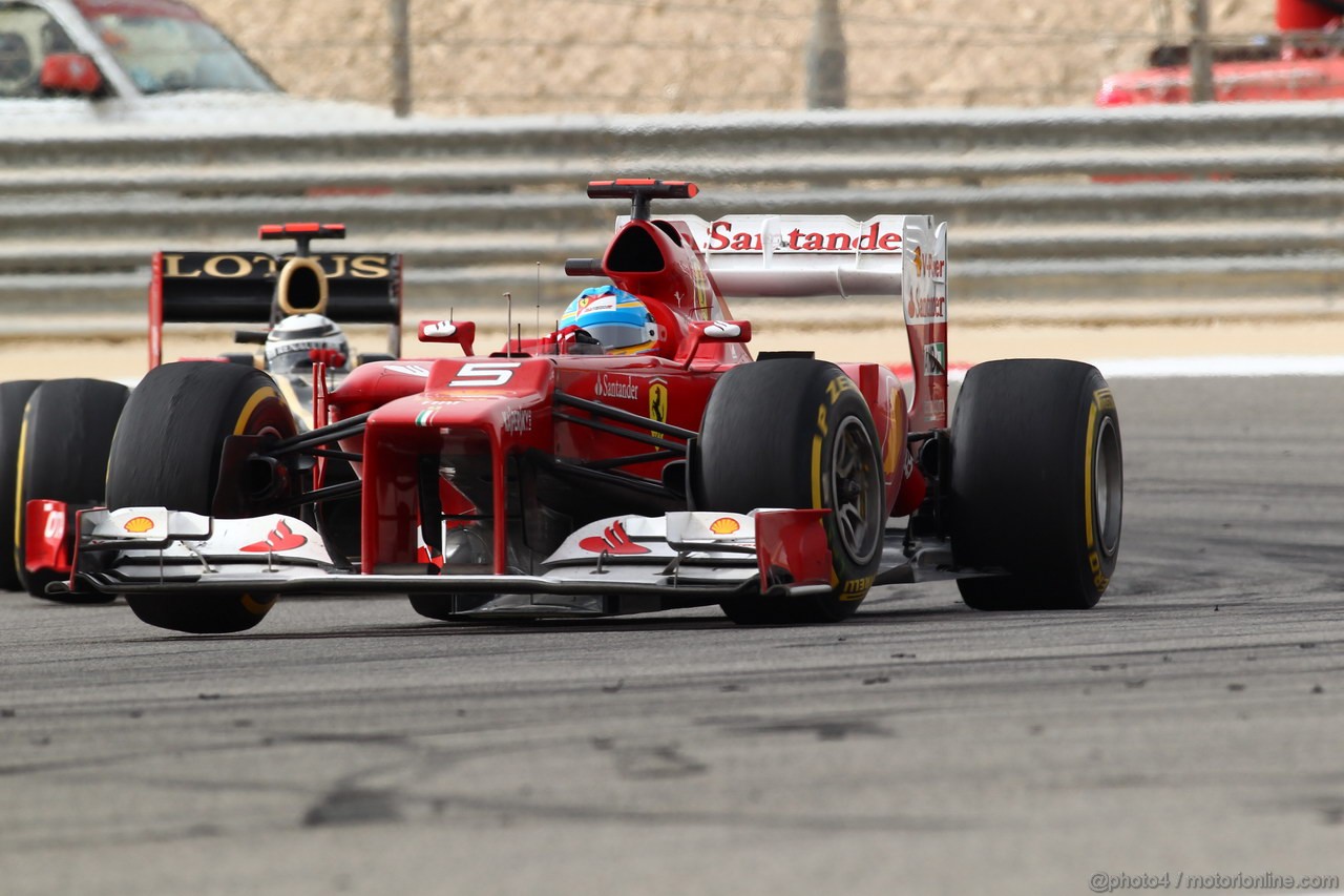 GP BAHRAIN, 22.04.2012- Gara, Fernando Alonso (ESP) Ferrari F2012 davanti a Kimi Raikkonen (FIN) Lotus F1 Team E20 
