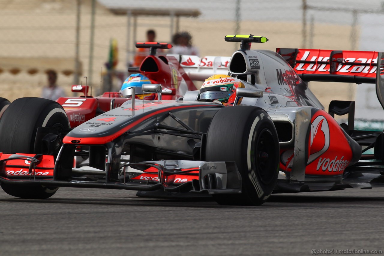 GP BAHRAIN, 22.04.2012- Gara, Fernando Alonso (ESP) Ferrari F2012 e Lewis Hamilton (GBR) McLaren Mercedes MP4-27 