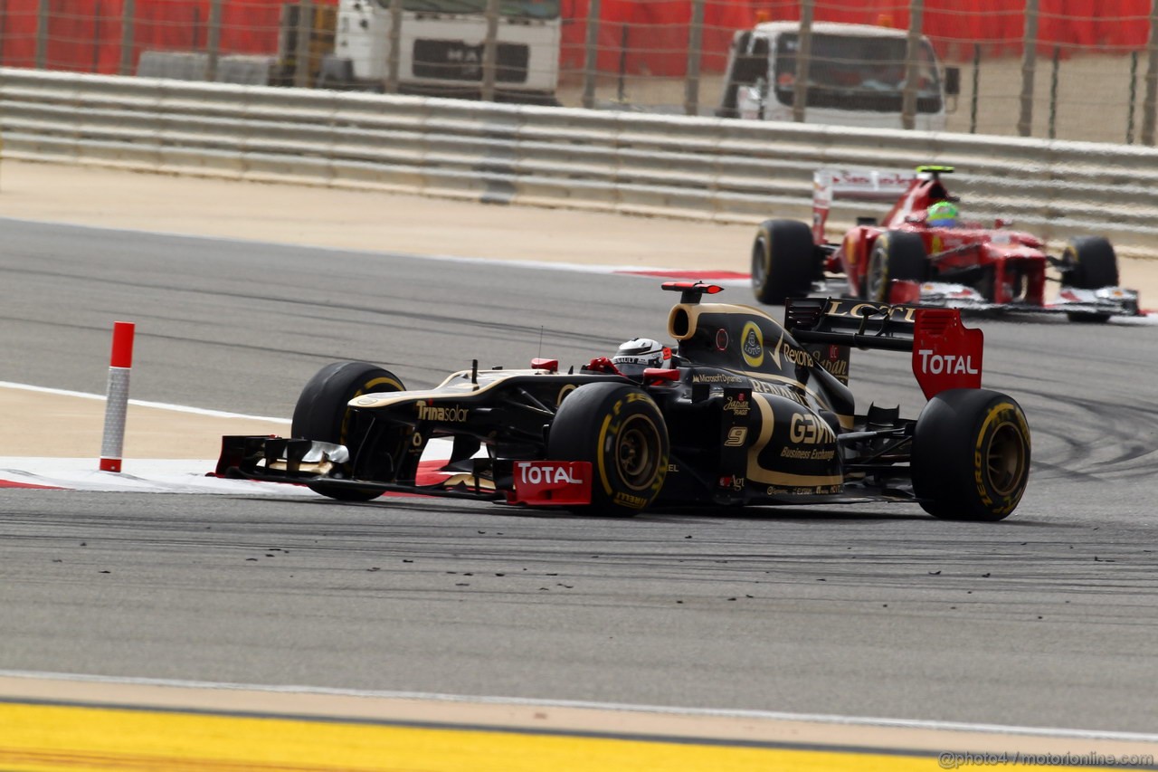 GP BAHRAIN, 22.04.2012- Gara, Kimi Raikkonen (FIN) Lotus F1 Team E20 davanti a Felipe Massa (BRA) Ferrari F2012 