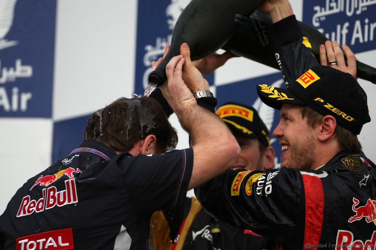 GP BAHRAIN, 22.04.2012- Gara, Sebastian Vettel (GER) Red Bull Racing RB8 vincitore, Romain Grosjean (FRA) Lotus F1 Team E20 e Christian Horner (GBR), Red Bull Racing, Sporting Director 