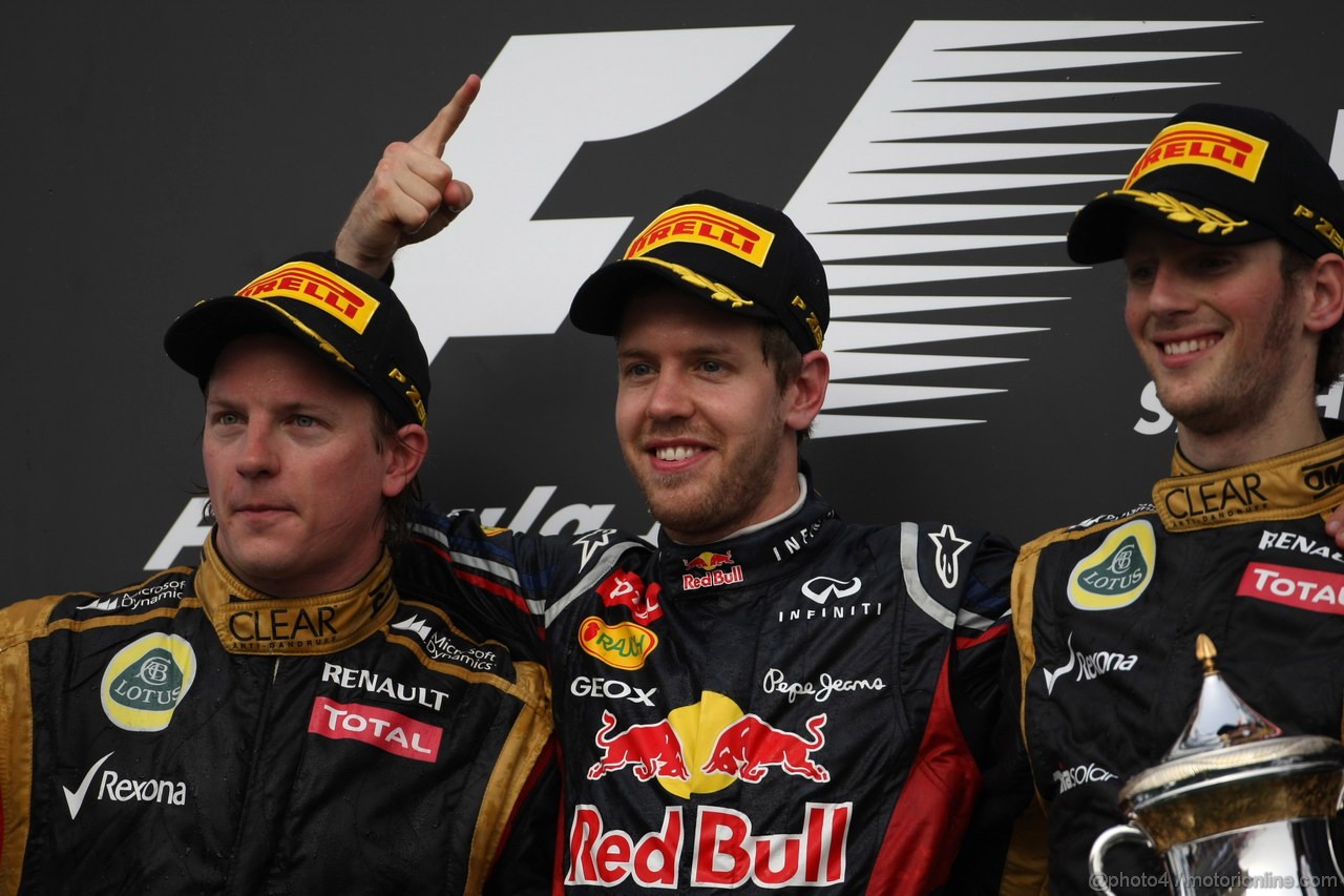 GP BAHRAIN, 22.04.2012- Gara, Sebastian Vettel (GER) Red Bull Racing RB8 vincitore, Kimi Raikkonen (FIN) Lotus F1 Team E20 secondo e Romain Grosjean (FRA) Lotus F1 Team E20 terzo 